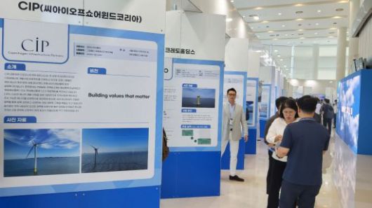 여수엑스포컨벤션홀 2층에 마련된 해상풍력 업체들의 홍보부스에 많은 방문객들이 다양한 해상풍력 관련 자료를 살펴보고 있다. 심진석 기자