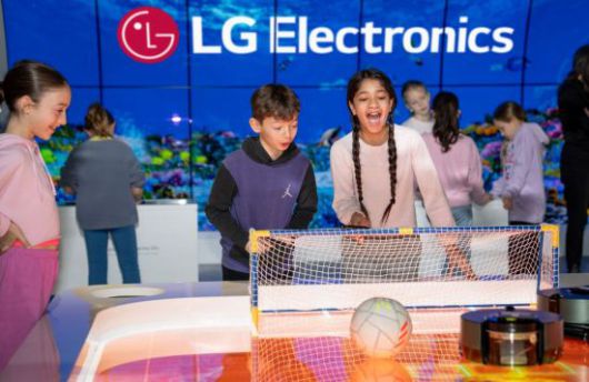 LG전자 북미법인 본사 사옥 내 과학관 'LG Inspiration Lab'을 찾은 학생들이 로봇청소기로 축구 게임을 하고 있는 모습. 사진=LG전자