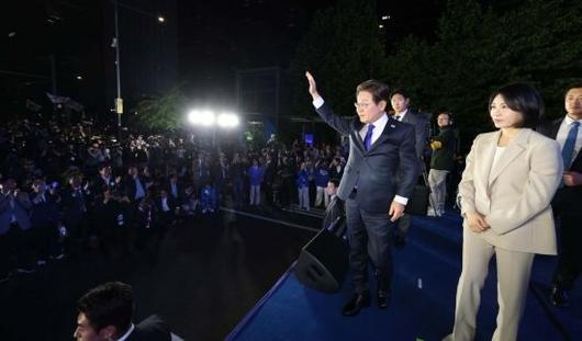 제21대 대통령 선거 이튿날인 4일 이재명 더불어민주당 대선 후보가 당선이 확실시되자 서울 여의도 국회 앞에 마련된 무대를 찾아 당선 수락연설을 마친 뒤 아내 김혜경 여사와 인사하고 있다. 2025.6.4 김현민 기자