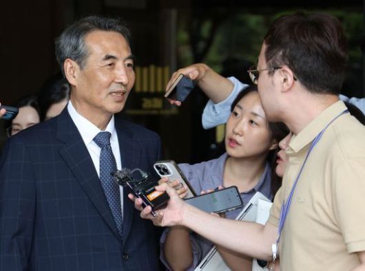 민중기 특별검사가 취재진 질문에 답하고 있다. 연합뉴스