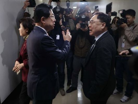 지난 3월6일 국회 행정안전위원회에서 열린 김대웅 중앙선거관리위원회 위원 후보자에 대한 인사청문회 도중 노태악 중앙선거관리위원장의 출석을 놓고 여야 의원들의 공방으로 잠시 휴정한 가운데 이만희 국민의힘 의원과 이광희 더불어민주당 의원이 복도에서 설전을 하고 있다. 2025.3.6 김현민 기자