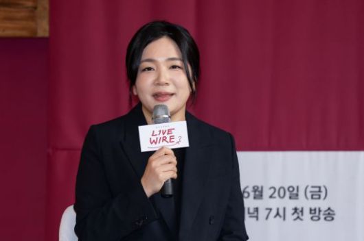 신유선 PD가 19일 서울 중구 커뮤니티마실에서 열린 기자간담회에서 프로그램을 소개하고 있다. CJ ENM