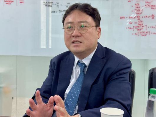 최재식 KAIST 교수가 아시아경제와 인터뷰하며 생산현장의 AI활용에 대해 설명하고 있다. 사진=백종민 테크스페셜리스트