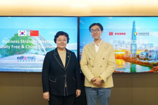 남궁표 롯데면세점 마케팅부문장(오른쪽)과 리우쿤 중국여유그룹 부총경리(왼쪽)가 비즈니스 미팅을 마치고 기념사진을 촬영하는 모습. 롯데면세점 제공.