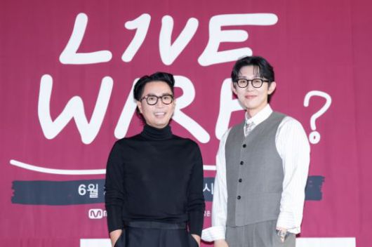 정재형과 코드쿤스트가 19일 서울 중구 커뮤니티마실에서 열린 기자간담회에 앞서 사진 촬영을 하고 있다. CJ ENM