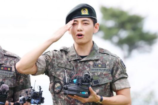 육군 현역 복무를 마치고 만기 전역한 그룹 방탄소년단(BTS) 뷔가 10일 강원 춘천시 신북읍체육공원에서 전역 소감을 밝히며 거수경례하고 있다. 연합뉴스