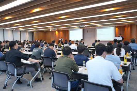 19일 서울 강남구 삼성동 화우연수원에서 열린 새정부 노동정책 관련 세미나 참석자들이 강연을 경청하는 모습.