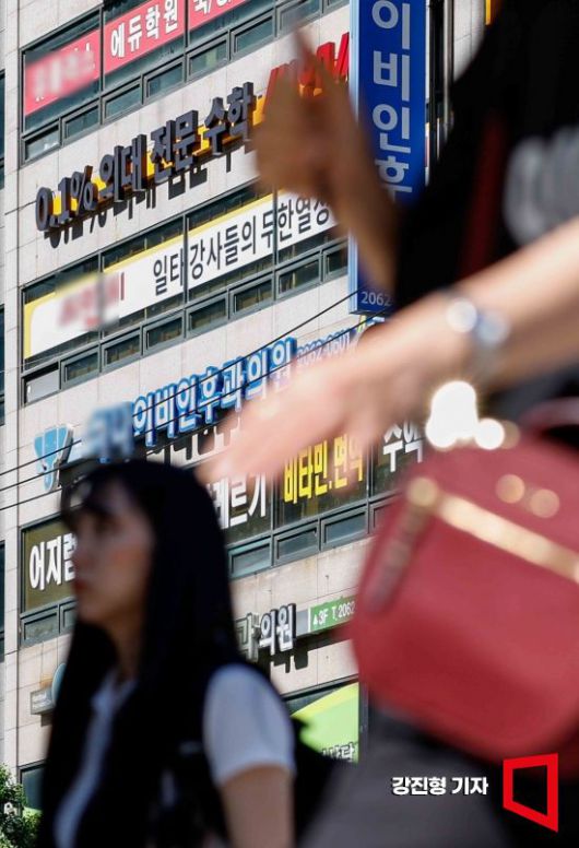 서울 양천구 목동 학원가의 한 건물에 입시 학원 간판과 안내 문구들이 붙어 있다. 강진형 기자