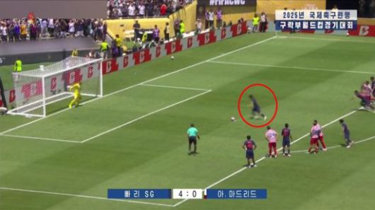 북한 조선중앙TV는 20일 20시 정규 보도시간에 국제스포츠 뉴스를 다루는 코너에서 2025년 클럽월드컵 조별 예선경기를 소개하는 가운데 PSG 이강인 선수의 패널티킥 쐐기골 장면에서 이강인(빨간원)선수의 골장면을 모자이크 처리해 방송했다. 조선중앙TV 화면 연합뉴스