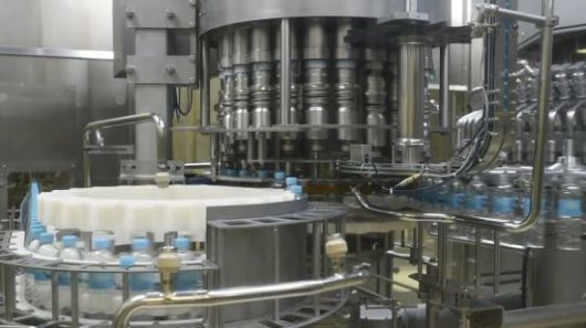 뚜껑을 병과 결합하는 캡핑 공정이 진행되고 있는 모습.[사진제공=농심]