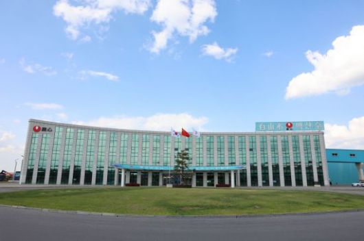 중국 길림성 조선족 자치주 안도현 이도백하에 자리 잡은 백산수 공장 전경.
