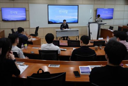 22일 서울 성북구 고려대학교 의과대학에서 열린 '전공의·의대생들에게 듣는 의료대란 해결 방안' 대담에서 김용태 국민의힘 비상대책위원장이 인사말을 하고 있다. 연합뉴스