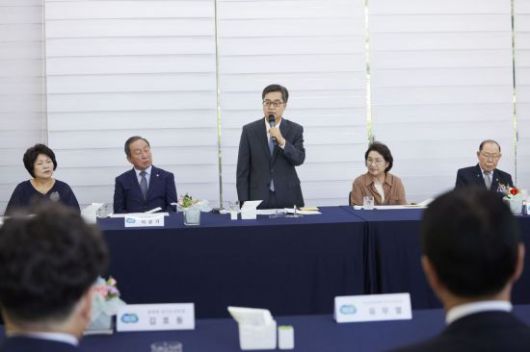 김동연 경기도지사가 23일 수원 팔달구 도담소(옛 도지사공관)에서 열린 도 단위 13개 보훈단체장 오찬 간담회에서 인삿말을 하고 있다. 경기도 제공