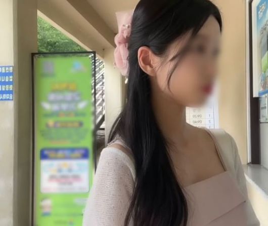 국내 한 관광지의 모노레일 매표소에서 환불을 요구한 손님이 직원에게 욕설을 듣는 장면이 담긴 영상이 확산하며 논란이 일고 있다. 온라인 커뮤니티