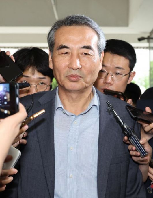 윤석열 전 대통령 부인 김건희 여사 관련 의혹을 수사하는 민중기 특별검사가 24일 서울 서초구 서초동에 마련된 임시 사무실로 출근하고  있다. 연합뉴스