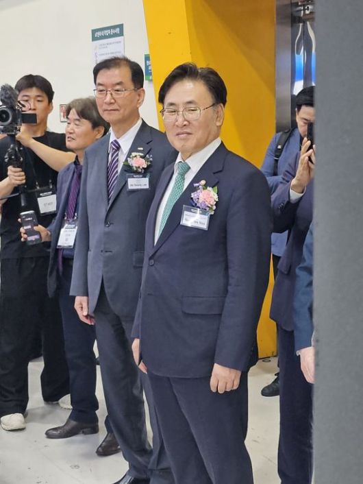 유상임 과학기술정보통신부 장관이 24일 서울 양재동 aT센터에서 개막한 '퀀텀코리아 2025' 행사장의 한국표준과학연구원 부스를 찾아 이호성 원장과 함께 50큐비트급 양자컴퓨터의 제작 등에 대한 설명을 듣고 있다. 김종화 기자