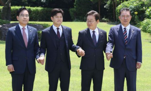 이재명 대통령이 22일 한남동 관저에서 여야 지도부와 오찬에 앞서 기념촬영을 하고 있다.     왼쪽부터 국민의힘 송언석 원내대표, 김용태 비상대책위원장, 이 대통령, 더불어민주당 김병기 당대표 직무대행 겸 원내대표. 연합뉴스