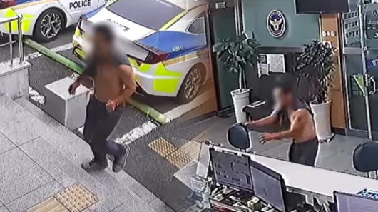 술에 취한 남성이 상의를 탈의한 채 지구대를 방문해 행패를 부리다가 '벌금 수배자'라는 사실이 발각돼 그 자리에서 체포됐다. 경찰청 유튜브