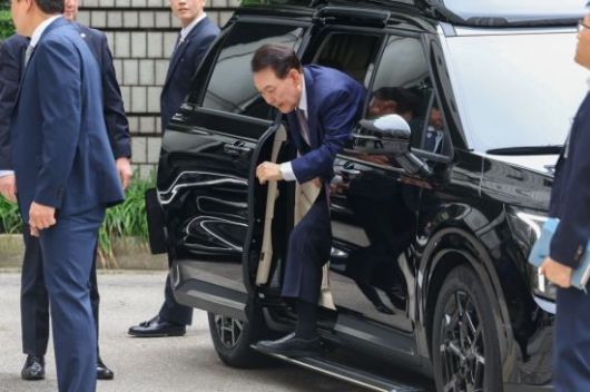 윤석열 전 대통령이 16일 오전 서울 서초구 중앙지방법원에서 열린 내란 우두머리 혐의, 집권남용 권리행사방해 혐의 사건 7차 공판을 받기 위해 법원으로 들어오고 있다. 사진공동취재단