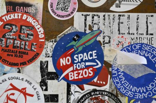 베네치아의 곳곳에는 "베이조스를 위한 공간은 없다(No Space for Bezos)"라고 쓰인 현수막과 스티커가 붙어 있다. AFP·연합뉴스