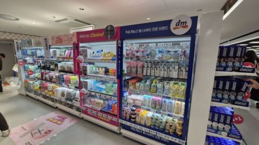 롯데마트가 선보인 초저가 가성비 화장품 존. '똑똑한 뷰티 초이스' 라는 슬로건으로 초저가 가성비 화장품을 전점포로 확대할 예정이다. 이민지 기자.