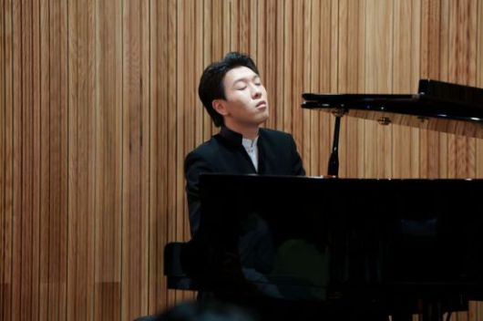 지난 3월 롱 티보 국제 콩쿠르에서 우승한 피아니스트 김세현이 26일 세종문화회관에서 열린 기자간담회에서 피아노를 연주하고 있다.   [사진 제공= 크레디아]