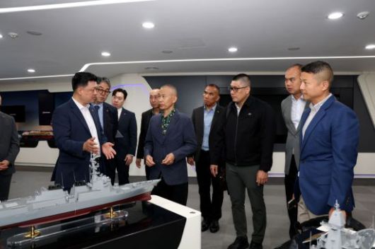 25일 한화오션 거제사업장을 방문한 태국 해군 대표단이 한화오션 특수선사업부 관계자의 설명을 듣고 있다.