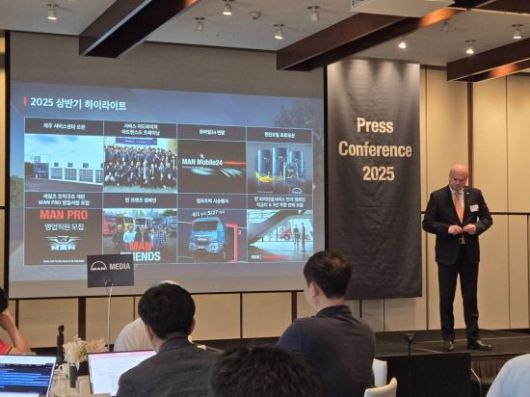 피터 안데르손 만트럭버스코리아 사장이 26일 그랜드하얏트 서울에서 국내 론칭 1주년 기자간담회를 열고 서비스 고도화를 통한 고객 가치 극대화 전략인 '만 코어(MAN CORE) 360'을 소개하고 있다. 노경조 기자