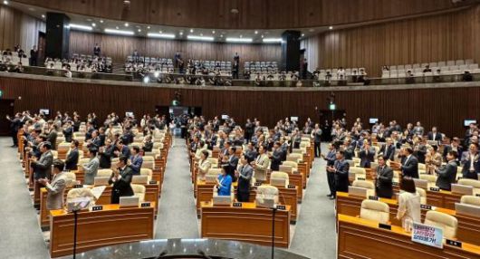 26일 국회 본회의장에서 더불어민주당 의원들이 일제히 기립한 채 국민의힘 의원들 쪽을 향해 박수를 치고 있다. 우원식 SNS