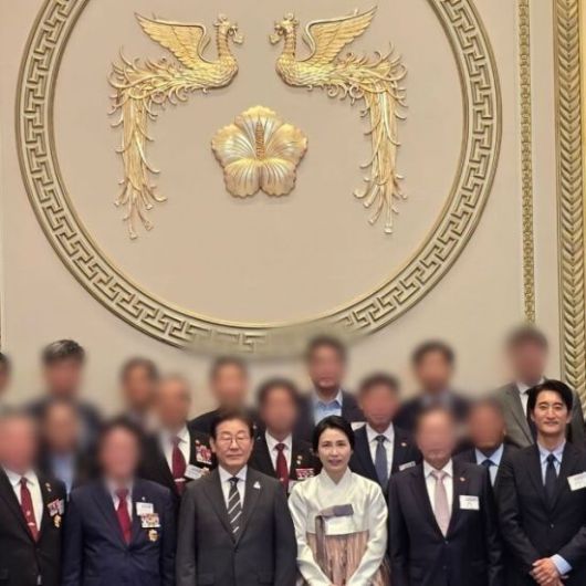 신현준이 27일 청와대 영빈관에서 열린 '호국보훈의 달, 대통령의 초대' 행사에서 이재명 대통령, 김혜경 여사 등과 사진을 찍고 있다. 신현준 인스타그램