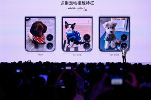 샤오미 루 웨이빙 사장이 폴더블 스마트폰인 샤오미 믹스 플립 2를 소개하고 있다. AFP연합뉴스.