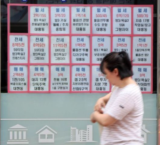 27일 서울 마포·성동구 아파트 가격이 2013년 관련 통계 공표가 시작된 이래 가장 큰 폭으로 오른것으로 발표되었다. 서울 아파트 값은 더 오를 것이라는 기대심리로 상승세가 당분간 계속 이어질것으로 전망되고 있다. 사진은 서울 마포의한 부동산 공인중개업소 실거래 안내문. 2025.06.27 윤동주 기자