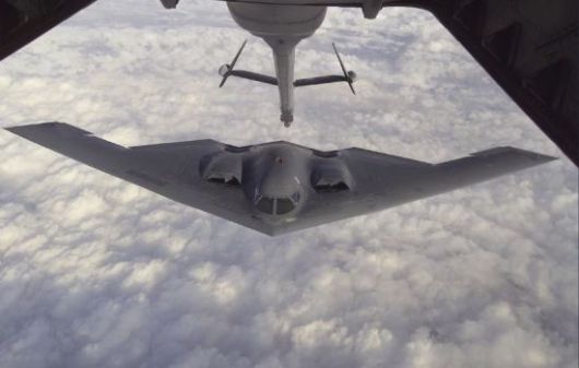 B-2 폭격기가 공중급유받는 모습. 미 공군 홈페이지