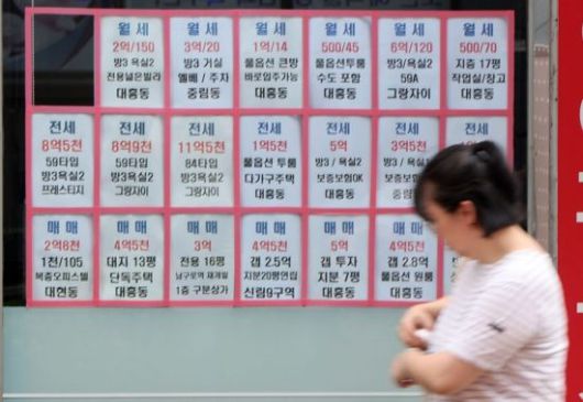 27일 서울 마포의 한 부동산 공인중개업소 실거래 안내문. 윤동주 기자