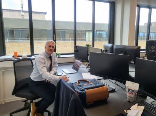 클라우스 니엔가르드 솔트포스에너지 대표이사가 16일(현지시간) 덴마크 코펜하겐 본사에서 포즈를 취하고 있다. 니엔가르드 대표는 "회의에서 가장 좋은 논리와 아이디어가 이긴다"면서 "계급장은 관계가 없다"고 말했다. 이현주 기자