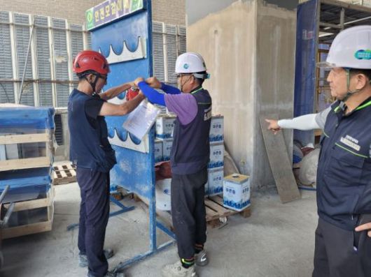 화성시 노동안전지킴이가 관내 한 제조업 현장에서 안전 관리 상황을 점검하고 있다. 화성시 제공