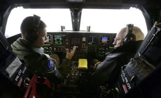 2006년 당시 딕 체니 부통령(오른쪽)이 B-2 폭격기 조종사 루크 제인 대위와 함께 조종석에 탑승했던 모습. 미국 백악관 홈페이지