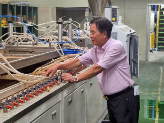 김철환 선영 대표가 리싸이클 플라스틱 판넬(RPP) 제조라인 중 냉각성형기에 대해 설명하고 있다. 메인비즈협회