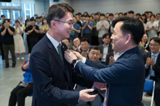 강도현 전 과기정통부 2차관(오른쪽)이 30일 자신의 퇴임식에서 신임 류제명 2차관의 상의에 차관을 상징하는 배지를 달아주고 있다. 사진=과기정통부