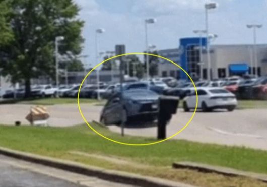 지난 22일(현지시간) 미국 미주리주 한 도로에서 발생한 아스팔트 변형 사고 당시 모습. 엑스 캡처