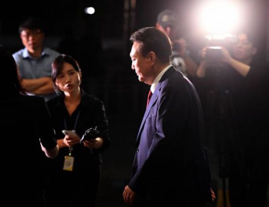 피의자 신분으로 내란 특검 조사를 받은 윤석열 전 대통령이 29일 서초구 서울고검 청사를 나서고 있다. 연합뉴스