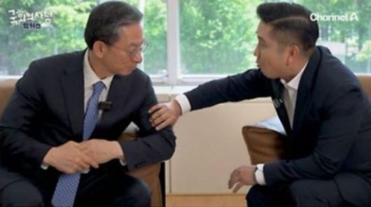 30일 온라인 커뮤니티에는 정 의원이 지난달 채널A '국회의사당 앵커스' 인터뷰에서 공개한 근육 사진이 재차 공유되며 누리꾼의 관심을 끌고 있다.온라인 커뮤니티