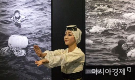 2019년 서울시청 시민청에서 열린 '제주해녀 사진 특별전 기념행사'에서 기념 퍼포먼스가 펼쳐지고 있다. 아시아경제DB