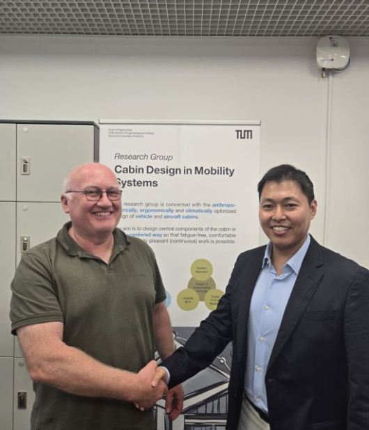 클라우스 벵글러 독일 뮌헨공과대 교수와 신동훈 한국자동차모빌리티안전학회 학술부회장이 기념사진을 찍고 있다. 자동차모빌리티안전학회 제공