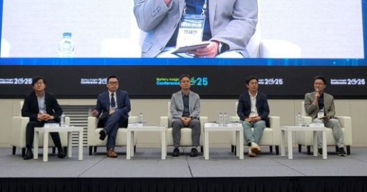 2일 충북 청주 오스코에서 열린 '배터리 인사이트 컨퍼런스 2025'에서는 국내 배터리 소재 기업 관계자들이 참석해 국내외 어려운 환경을 조명하고, 글로벌 시장 돌파 전략을 모색했다. 사진 왼쪽부터 최종서 한국배터리산업협회 상무, 김재천 아프리오 어드바이저리 그룹 회계사, 김준형 SK아이이테크놀로지(SKIET) 부사장, 박재범 포스코경영연구원 수석연구원, 양제헌 에코프로 이사. 심성아 기자