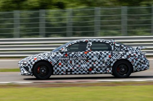 현대차의 두 번째 고성능 전기차 '아이오닉 6 N'의 프로토타입 모델이 트랙 위를 달리고 있다. 현대차 제공