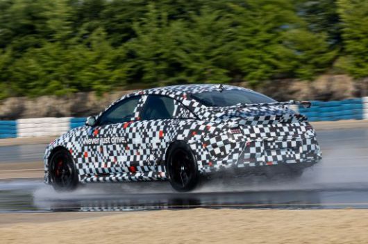 현대차의 두 번째 고성능 전기차 '아이오닉 6 N'의 프로토타입 모델이 트랙 위를 달리고 있다. 현대차 제공