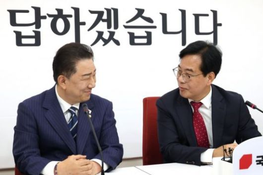 송언석 국민의힘 원내대표가 17일 국회에서 김병기 더불어민주당 당대표 직무대행 겸 원내대표를 접견하며 인사말을 하고 있다. 2025.6.17 김현민 기자