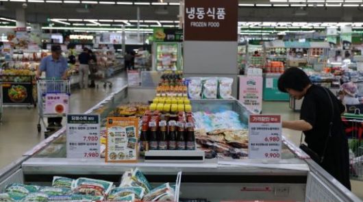 사진은 지난달 10일 서울의 한 대형마트 내동식품 판매대 모습.