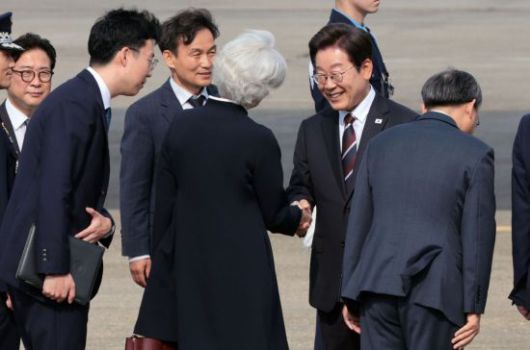 주요 7개국(G7) 정상회의에 참석하기 위해 캐나다를 방문하는 이재명 대통령이 지난달 16일 경기 성남 서울공항에서 공군 1호기에 탑승하기 전 타마라 모휘니 주한 캐나다 대사와 이야기를 나누고 있다. 연합뉴스